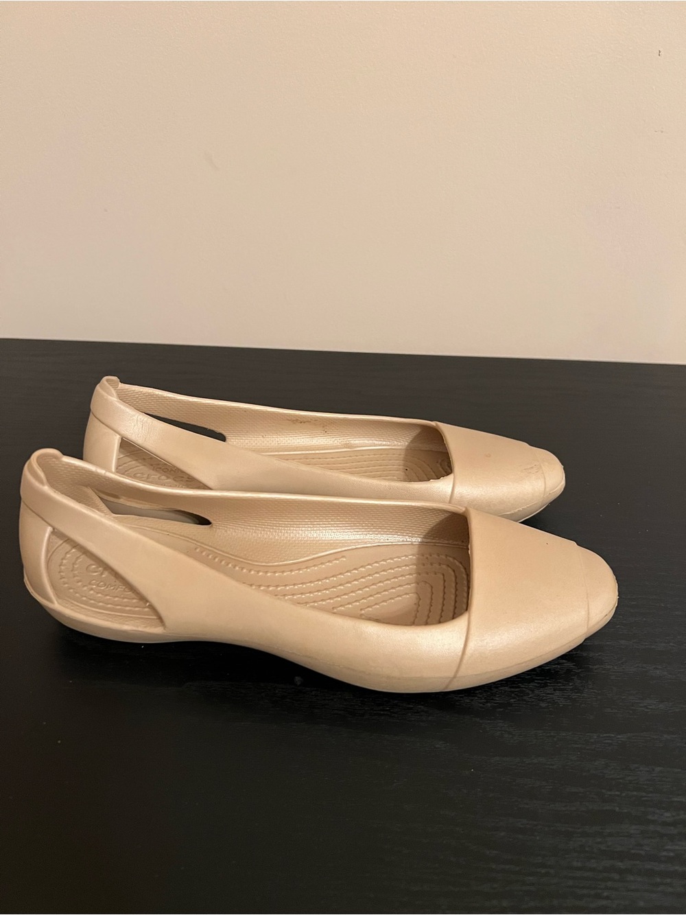 Crocs Women’s Sienna Flat Shoes Size 8 Beige Slip On Lightweight Comfort